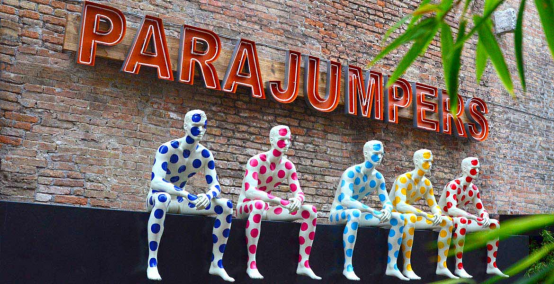 Parajumpers Pop: l'installazione di ABC Mannequins e Parajumpers a Treviso